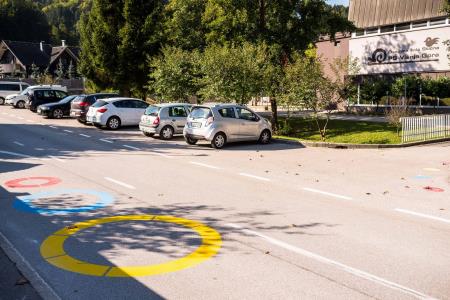 Arhitekturno oblikovane talne označbe za varnost otrok pri Podružnični šoli Višnja 3